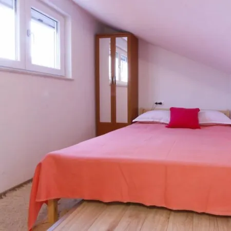 Nena Apartment Split