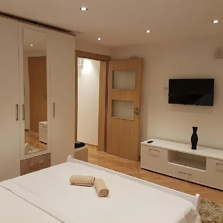 Nena Apartment Split